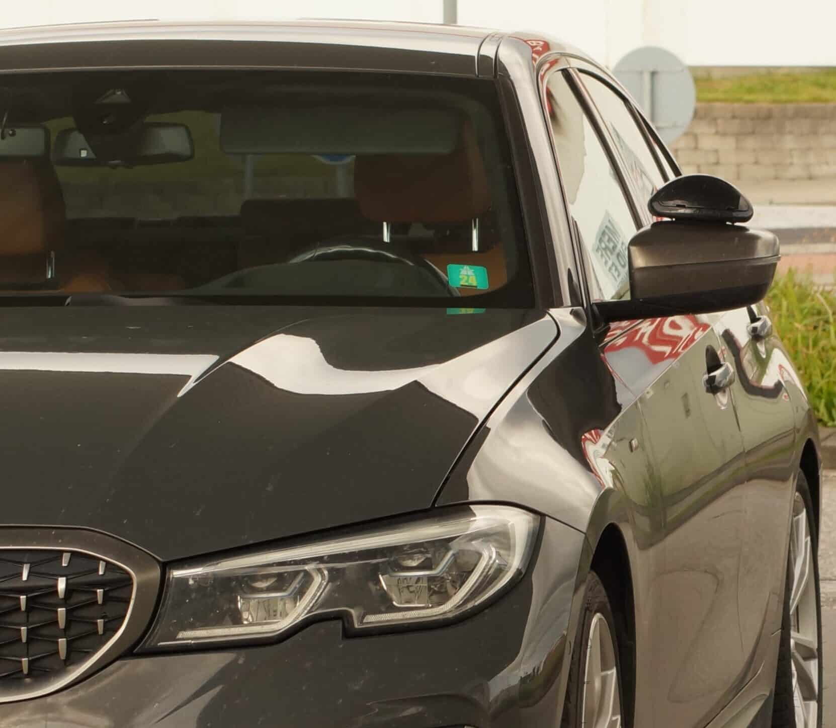 Andinas Køreskoles BMW M340xi foran køreskolens lokaler i Aarhus – en moderne, sporty og sikker skolevogn til køreundervisning