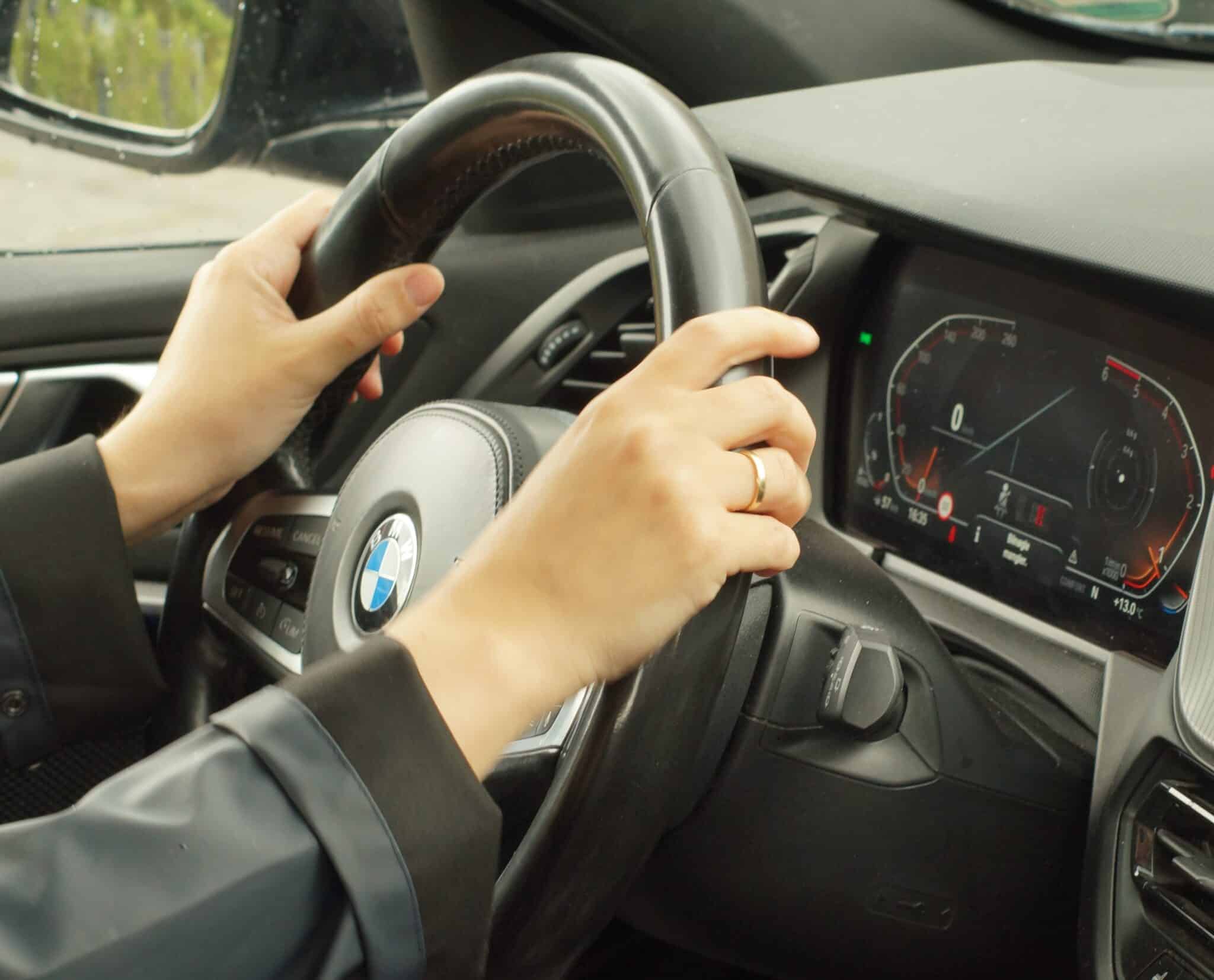 Elev lærer at køre bil hos Andinas Køreskole i Aarhus – praktisk køreundervisning i moderne BMW