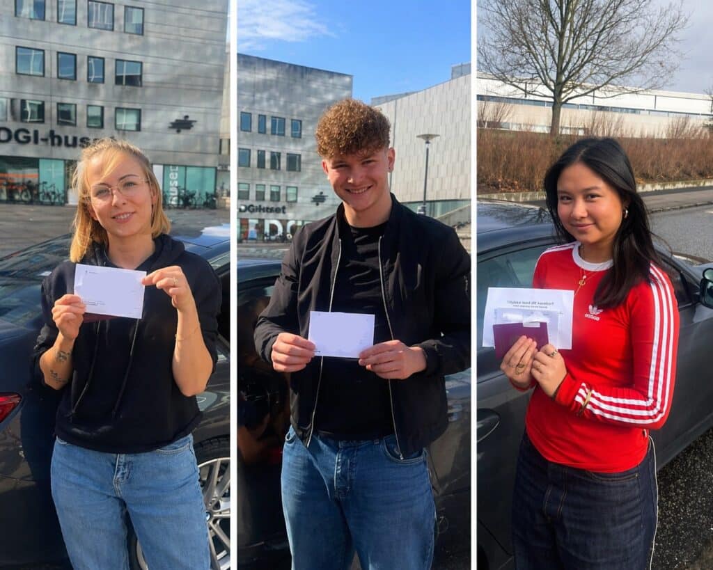 Tre stolte elever fra Andinas Køreskole viser deres beståede køreprøvebeviser.